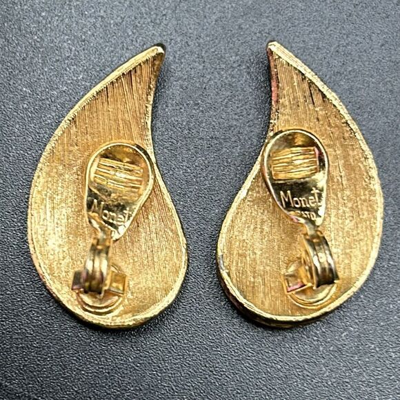 VTG Monet Matte Gold Teadrop Leaf Clip On Earrings - Picture 4 of 5
